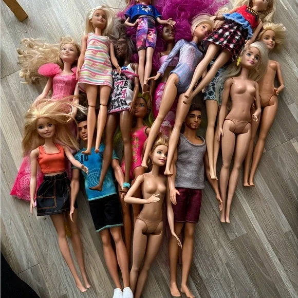Set of 15/ Barbie dolls mixed kinds - Picture 1 of 2